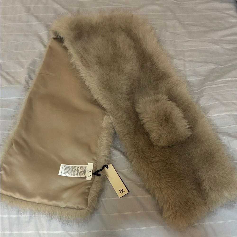 Banana Republic Faux Fur Scarf in Cream